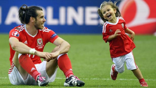Gareth Bale feierte mit seiner Tochter Alba Viola den Achtelfinal-Erfolg.