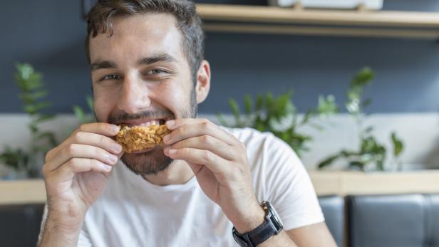 Einer Studie zufolge essen Männer verstärkt Fleisch, wenn sie Frauen für sich begeistern wollen.