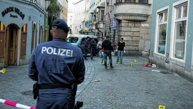 Polizisten sicherten nach dem Attentat in der Linzer Altstadt die Spuren.