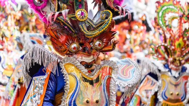 Hundertausende tanzen und feiern alljährlich beim Karneval in Oruro.