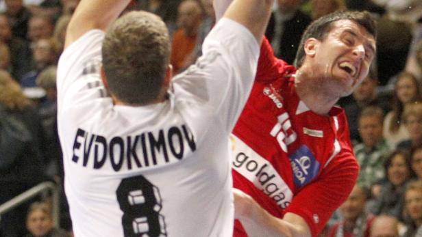 Zwei Handballspieler während eines Spiels im Zweikampf.