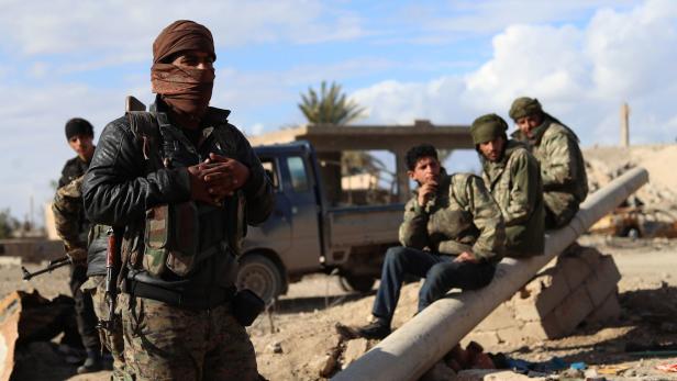SDF-Kämpfer an der Front nahe der Grenze zm Irak. Die Offensive dort kam praktisch zum Erliegen