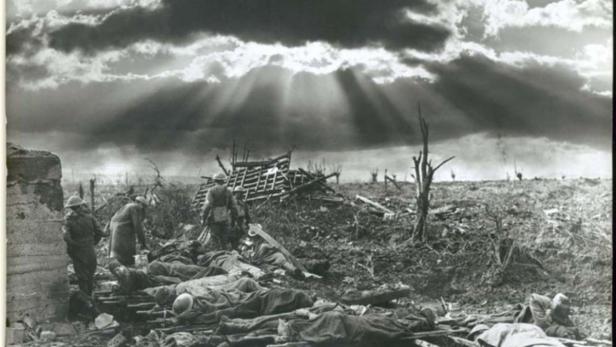 In sein Bild The Morning after the First Battle of Paschendaele montierte Frank Hurley dramatische Sonnenstrahlen