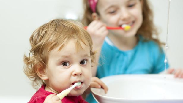 Statt eines erbsengroßen Stückes wird im Kleinkindalter oft zu viel Zahnpasta verwendet.