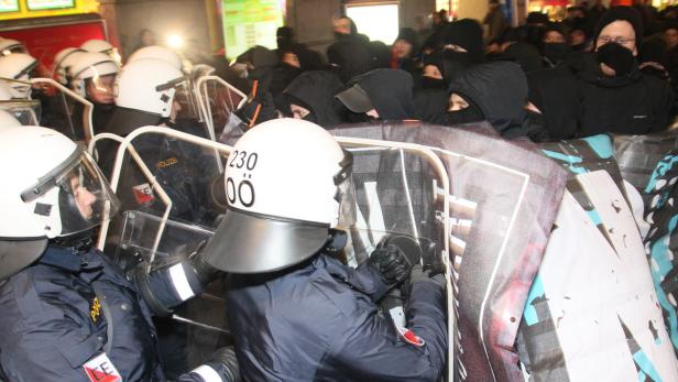 Polizisten geraten bei Demos immer häufiger in Bedrängnis.