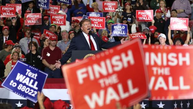Trump gibt sich im Budgetstreit trotzig: "Bauen Mauer sowieso"