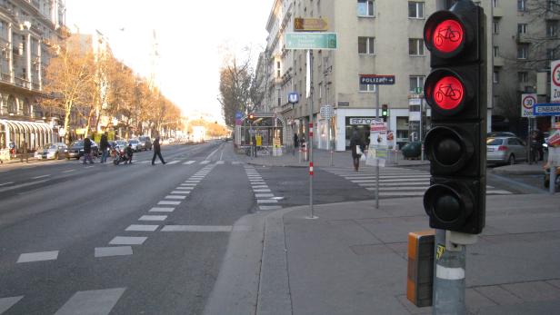 Ein Radfahrer sieht rot. Da lächelt er, biegt rechts ab und gefährdet dabei niemanden