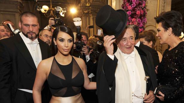 Kim Kardashian bereitete Lugner am Opernball keine Freude.