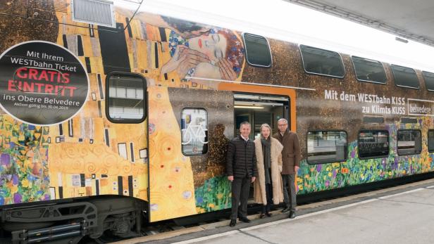 Stella Rollig (Generaldirektorin Belvedere) und Wolfgang Bergmann (Geschäftsführer Belvedere), nahmen den gebrandeten Zug gemeinsam mit Erich Forster (CEO Westbahn) in Augenschein.