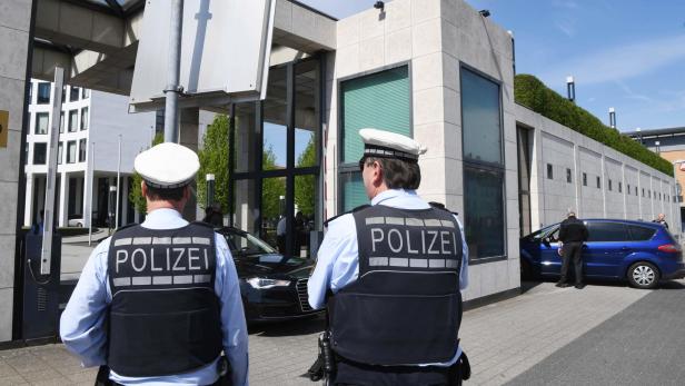 Zwei Polizisten vor dem Gebäude der Bundesanwaltschaft in Karlsruhe