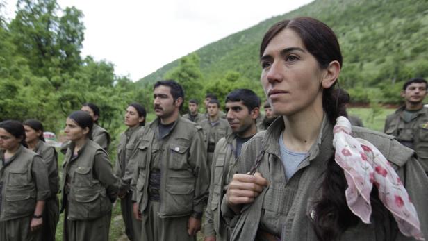 Kurdische Kämpferinnen in ihrer traditionellen Kleidung - an die soll das H&amp;M-Outfit erinnern.