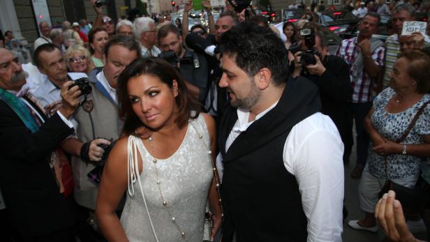 Anna Netrebko und Yusif Eyvazov umringt von Fotografen.