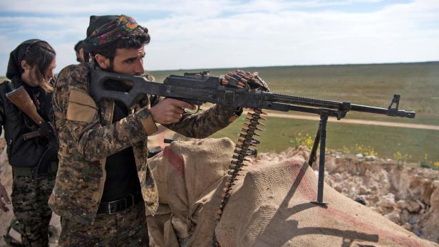Ein Kämpfer der Syrischen Demokratischen Kräfte (SDF)