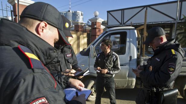 30.000 Sicherheitskräfte, das heißt: Ohne Kontrolle geht in Sotschi, wenn man mit seinem Auto überhaupt hinkommt, gar nichts mehr