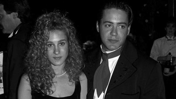 Schwarzweißfoto von Sarah Jessica Parker und Robert Downey Jr. bei einer Veranstaltung.