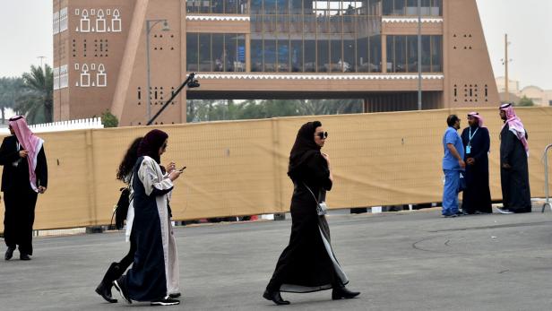 Saudi-Arabische Frauen brauchen eine Berechtigung, um ausreisen zu dürfen.