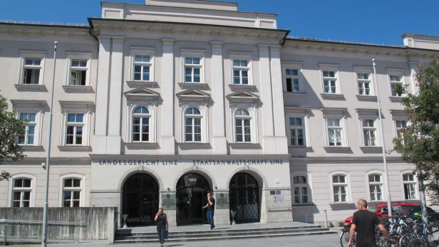 Auf Bekannte in Linz eingestochen: Einweisung wegen Mordversuchs
