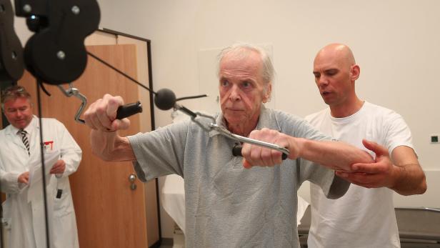 Herbert S., 66, mit Physiotherapeut Thomas Zeilinger im interdisziplinären Schmerzzentrum im Pflegewohnhaus Baumgarten in Wien.