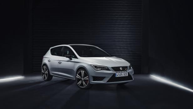 Ein grauer Seat Leon vor einem dunklen Hintergrund.