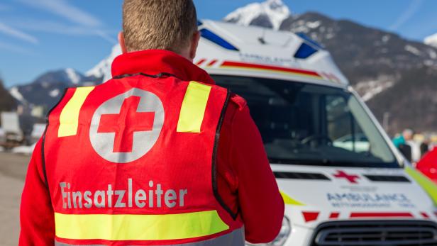 Sekundenschlaf: Pkw-Lenkerin erfasst 87-jährigen Fußgänger in Tirol