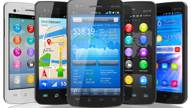 Eine Reihe von Smartphones zeigen verschiedene Apps und Informationen an.
