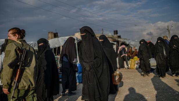 Angebliche Ehefrauen von IS-Kämpfern in Nordsyrien