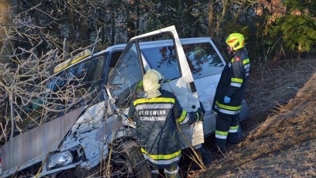 Kindergartenbus stürzte nach Zusammenstoß mit Pkw über Böschung