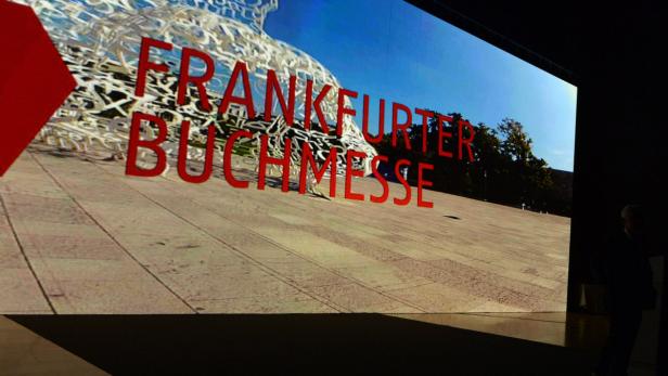Eine Projektion der Frankfurter Buchmesse auf einer Leinwand.