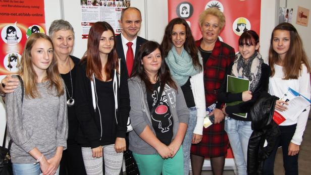Die Bildungs- und Berufsinformationsmesse BiBi in Oberwart. Landesrätin Dunst und Landesschulratspräsident Zitz am Stand von MonA-Net