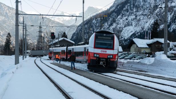 Zug im Bahnhof von Steeg-Gosau entgleist: Eine Verletzte