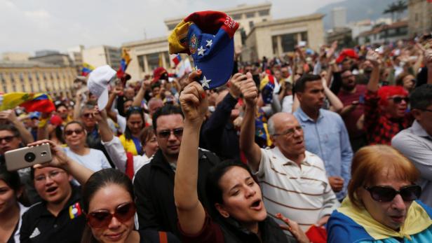 Venezolaner demonstrieren in der kolumbianischen hauptstadt Bogota