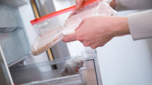 Im Tiefkühlbeutel können geschnittene Brotscheiben eingefroren werden
