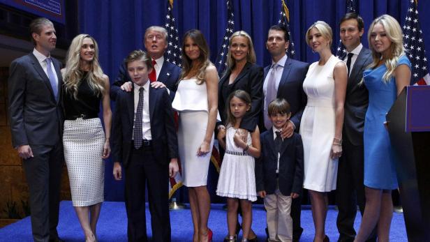 Trump im Kreise seiner Frau, Kinder, Schwiegerkinder und zweier Enkel