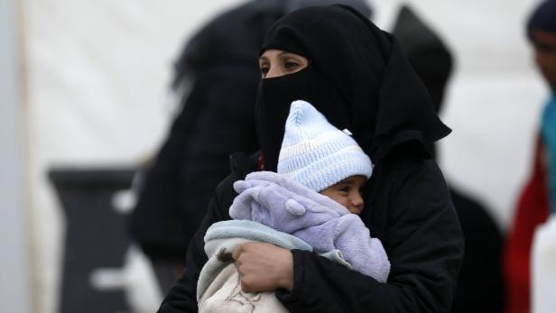 Mutter hält ihr Kind im nordöstlichen Flüchtlingslager al-Hol in Syrien