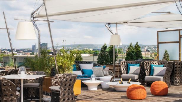 Die Terrasse des The Thief bietet einen guten Ausblick auf die Osloer Skyline. Vom Dach des Hotels sehen Gäste zudem auf den Fjord, waldbedeckte Hügel und die Akershut Festung.