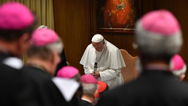Papst Franziskus eröffnete die Konferenz im Vatikan mit einem Gebet