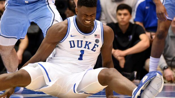 Zion Williamson verletzt sich während eines Basketballspiels.