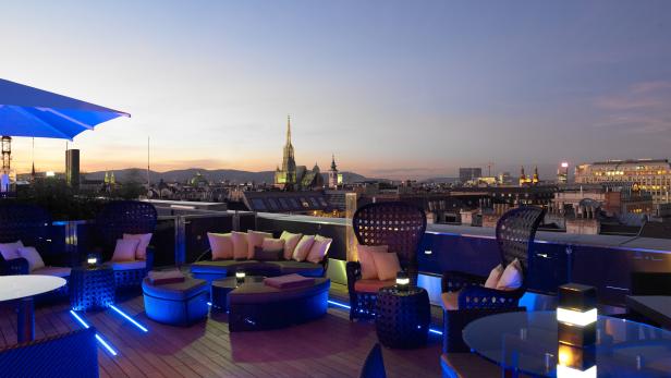 Eine der wohl exklusivsten Adressen, um Wien von oben zu sehen, ist die Atmosphere Rooftop Bar &amp;amp; Lounge im achten Stock des Ritz-Carlton. Der Blick reicht vom Stephansdom auf der einen Seite bis zur Karlskirche auf der anderen.