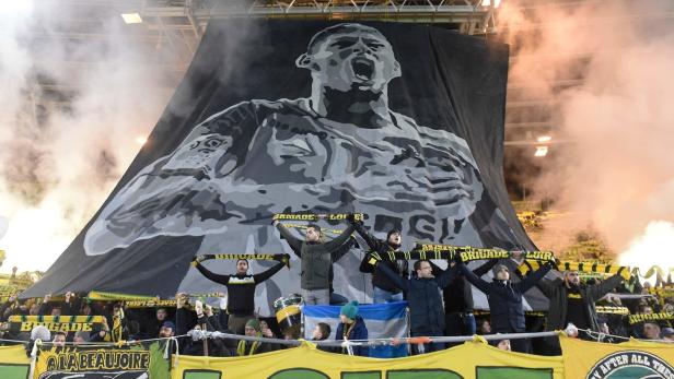 Teuer: Die Fans des FC Nantes gedachten Emiliano Sala und zündeten dabei unerlaubte Pyrotechnik.