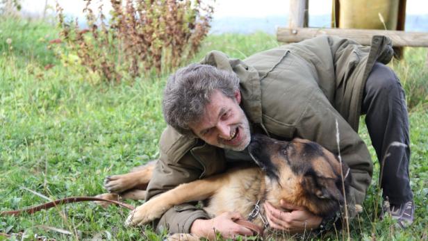 Lars J. mit seinem Pflgehund Jerry am Tierhof in Euratsfeld. Verurteilung blieb dem Tierschützer erspart.