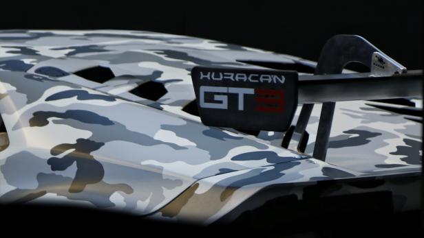 Ein Lamborghini Huracan GT3 mit Tarnmusterlackierung und Heckflügel.
