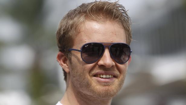 Nico Rosberg mit Sonnenbrille lächelt in die Kamera.