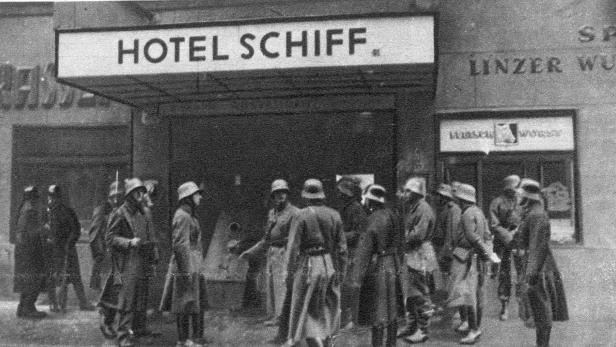 Militär und Polizei vor dem Hotel Schiff, der Parteizentrale der Sozialdemokraten, am 12.2.1934, wo der Aufstand begann