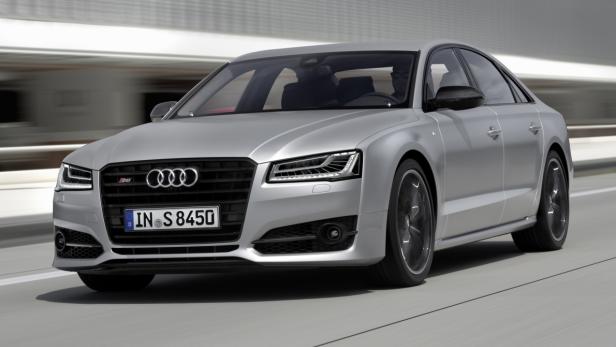 Ein silberner Audi S8 fährt auf einer Straße.