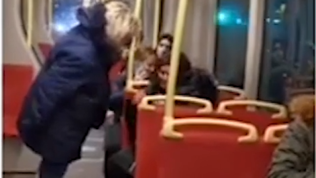 Video: Muslimische Frau in Straßenbahn wüst beschimpft