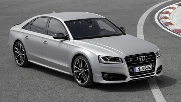 Ein silberner Audi S8 steht auf einer asphaltierten Straße.