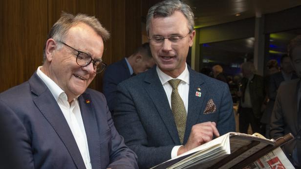 Norbert Hofer übergibt Niessl im Zuge der Verabschiedung durch den Tourismusverband eine KURIER-Ausgabe vom Tag der Angelobung Niessls im Jahr 2000.
