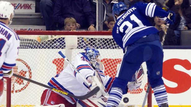 Toronto Maple Leafs James van Riemsdyk (R) scores on New York Rangers goalie Henrik Lundqvist in the first period of their NHL hockey game in Toronto April 8, 2013. REUTERS/Fred Thornhill (CANADA - Tags: SPORT ICE HOCKEY)