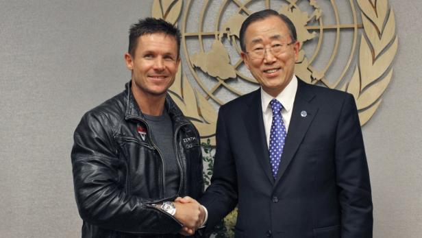 Pilot Felix Baumgartner of Austria (L) shakes hands with U.N. Secretary-General Ban Ki-moon during a photo opportunity at the UN headquarters in New York, October 23, 2012. REUTERS/Eduardo Munoz (UNITED STATES - Tags: POLITICS)