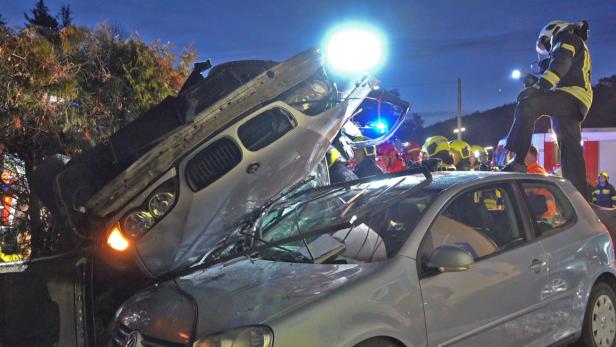 Der Unfallwagen landete am Dach eines parkenden Autos